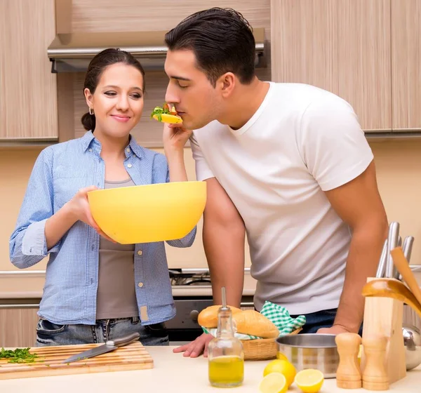 Jovem família na cozinha — Fotografia de Stock