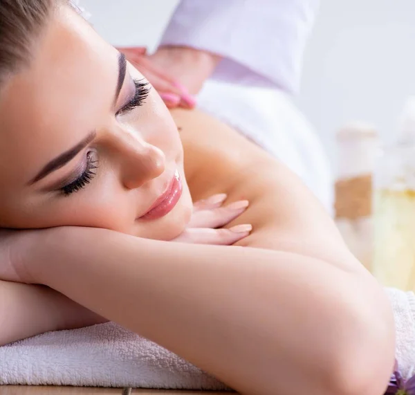 Mulher durante sessão de massagem no spa — Fotografia de Stock