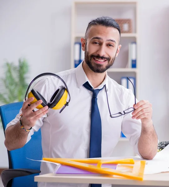 Arquiteto trabalhando em seu estúdio em um novo projeto — Fotografia de Stock