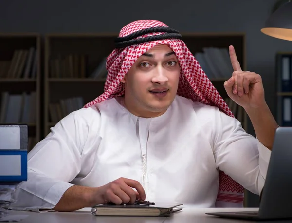 Άραβας επιχειρηματίας που εργάζεται μέχρι αργά στο γραφείο — Φωτογραφία Αρχείου