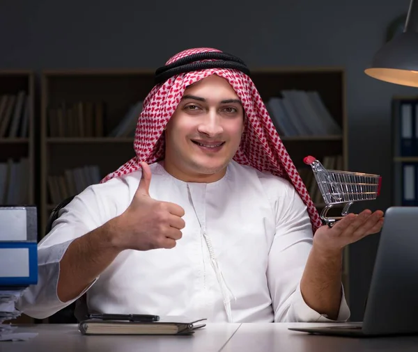Арабський бізнесмен, який працював допізна. — стокове фото