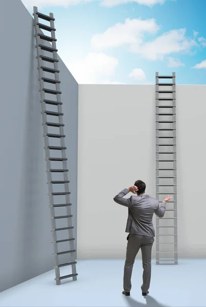 Zakenman klimt op een ladder om te ontsnappen aan problemen — Stockfoto