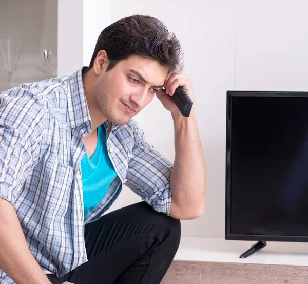 Hombre tratando de arreglar la televisión rota — Foto de Stock