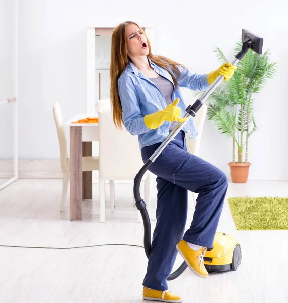 Mujer joven limpiando piso en casa haciendo tareas — Foto de Stock