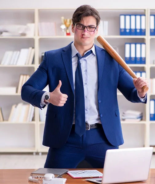 Arg aggressiv affärsman på kontoret — Stockfoto