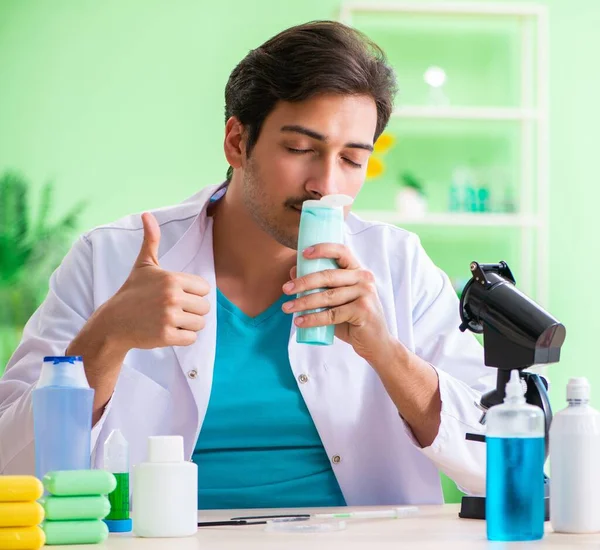 Sabão de teste químico no laboratório — Fotografia de Stock