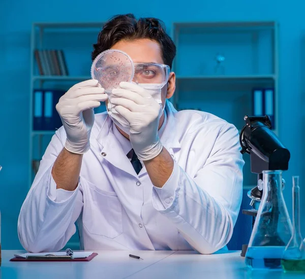 Assistente de Química a trabalhar no laboratório químico — Fotografia de Stock