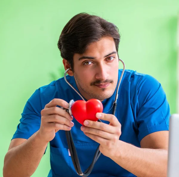 Студент-врач объясняет проблемы с сердцем — стоковое фото