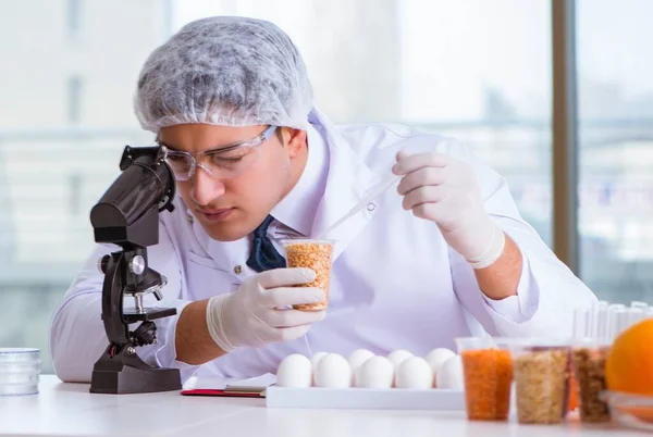 Esperti di nutrizione testano i prodotti alimentari in laboratorio — Foto Stock
