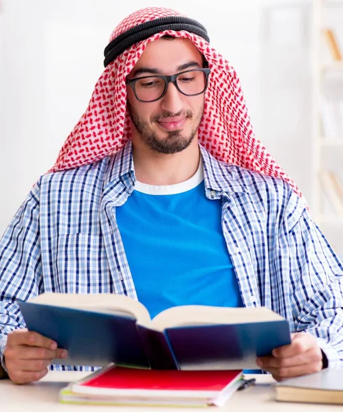 Studente arabo preparazione per gli esami universitari — Foto Stock