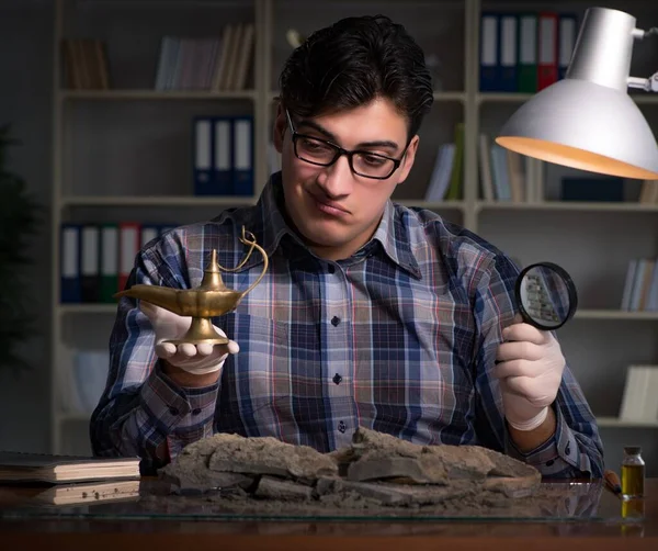 Archéologue travaillant tard dans la nuit au bureau — Photo