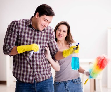 Karı koca evde temizlik yapıyor.