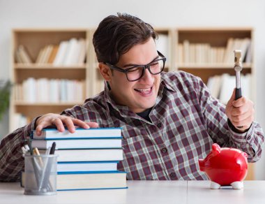 Öğrenci okul ücretini ödemek için kumbarayı soyuyor.