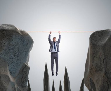 İş adamı tehlikede ipte sallanıyor