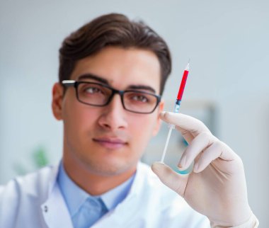 Doktor kan örnekleriyle çalışıyor.