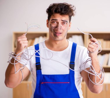 Komik Adam evde elektrik tamiratı yapıyor.
