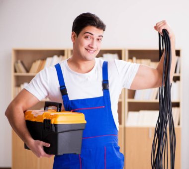 Kablolu televizyonu olan genç elektrikçi