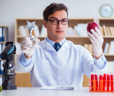 Doktor bilim adamı araştırması için ödül alıyor.