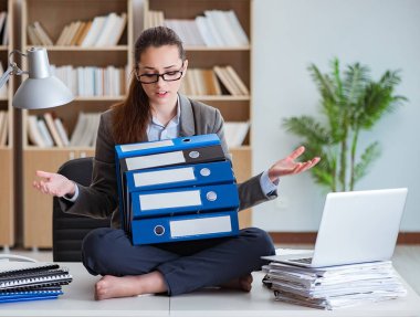 Ofisteki masada oturan kızgın iş kadını.