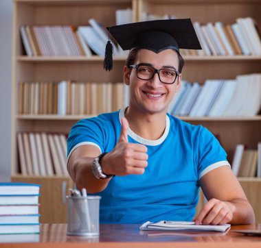 Üniversiteden mezun olan genç adam.