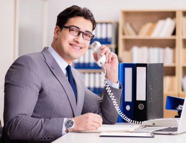 Ofiste çalışan bir işadamı.