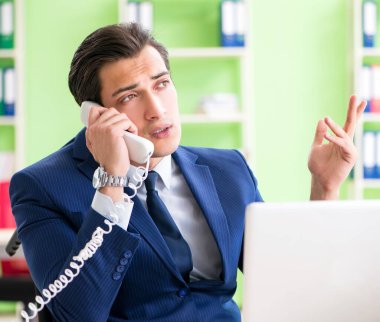 Ofiste çalışan bir işadamı.