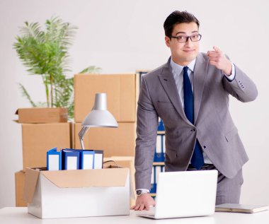 İşadamı terfi üstüne ofis taşıyor