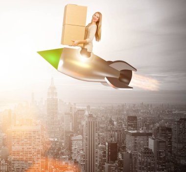 Hızlı kutuda bir kadın roketli teslimat servisi