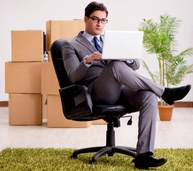 İşadamı laptopuyla çalışıyor.