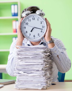 İş adamının evrak işleri ve iş yükü ile ilgili sorunları var