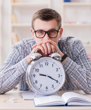 Tıp öğrencisinin ödevini tamamlaması için son teslim tarihi eksik.