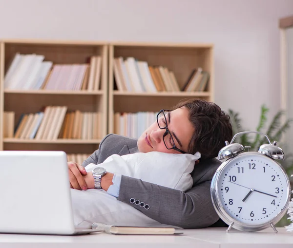 Trött man sover hemma med för mycket arbete — Stockfoto