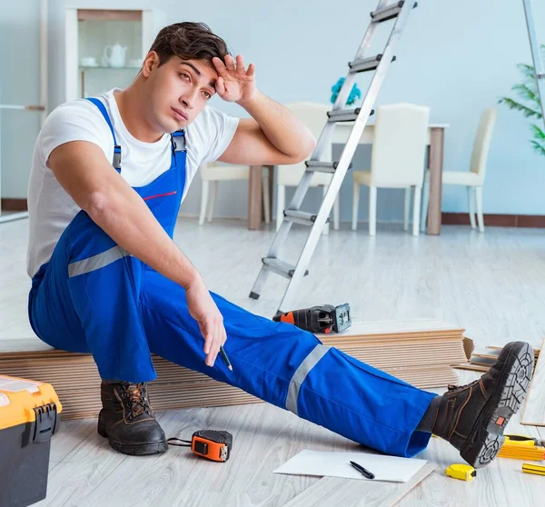 Riparatore posa pavimenti in laminato a casa — Foto Stock