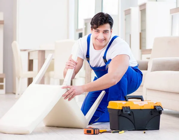 Reparador de muebles trabajando en la tienda — Foto de Stock