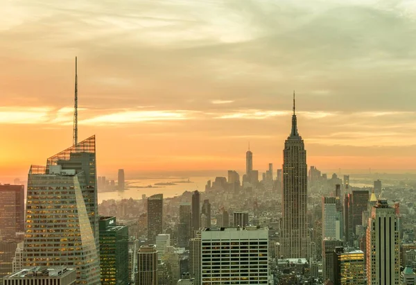 Günbatımında New York Manhattan 'ın gece manzarası — Stok fotoğraf