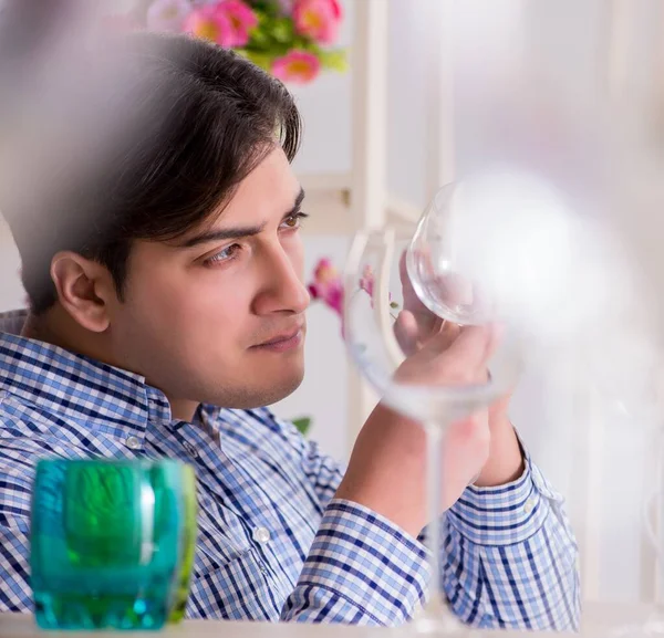 Jonge knappe man winkelen in de winkel — Stockfoto