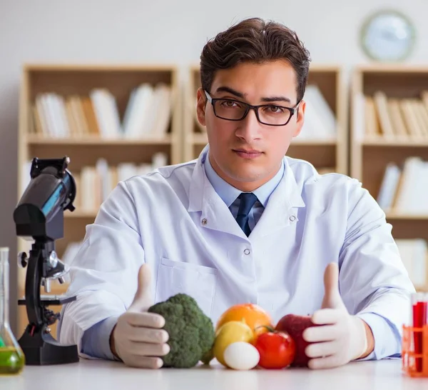 Männerarzt überprüft Obst und Gemüse — Stockfoto