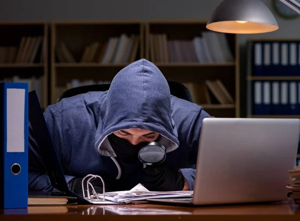 Хакер краде особисті дані з домашнього комп'ютера. — стокове фото