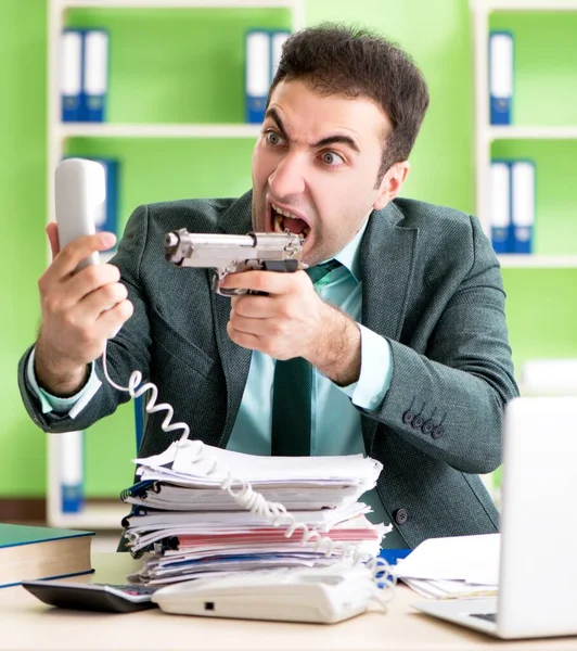 Geschäftsmann wütend über übermäßige Arbeit im Büro — Stockfoto