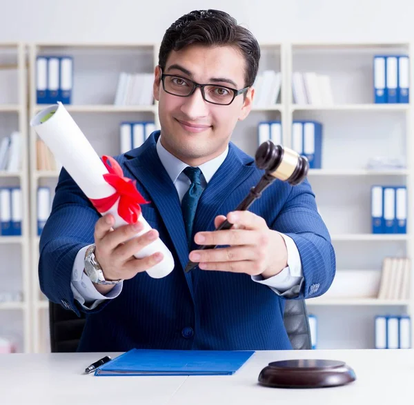 Advocaat met diplomarol in de advocatuur onderwijsconcept — Stockfoto