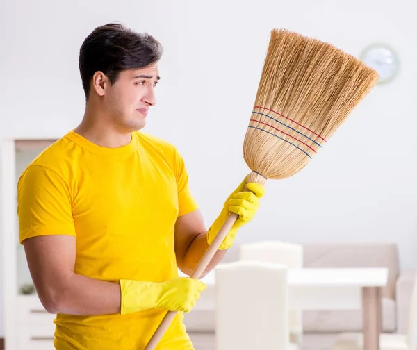 妻を助ける家を掃除してる男の夫 — ストック写真