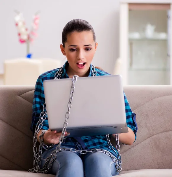 Jovem viciada em computador portátil e internet — Fotografia de Stock