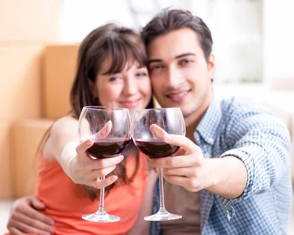 Junge Familie feiert Hochzeitstag — Stockfoto