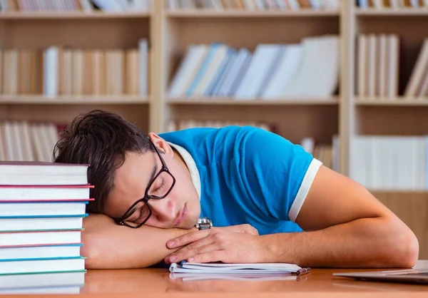 Student förbereder sig för collegeprov — Stockfoto