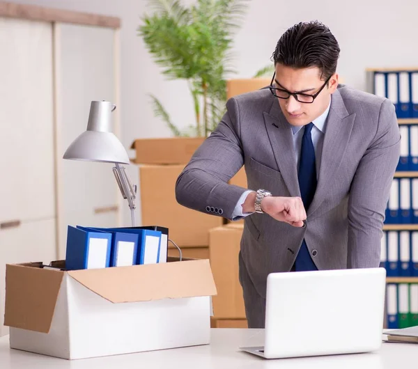 Junger hübscher Geschäftsmann zieht Büros um — Stockfoto