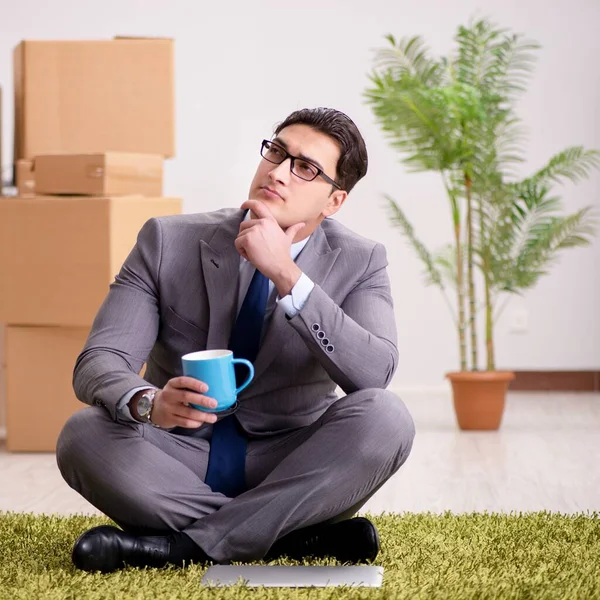 Empresario sentado en la alfombra en la oficina —  Fotos de Stock