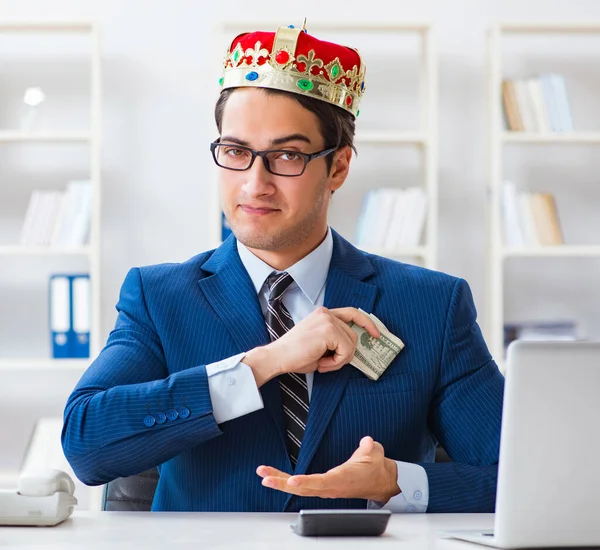 Homme d'affaires roi avec de l'argent dans le bureau — Photo