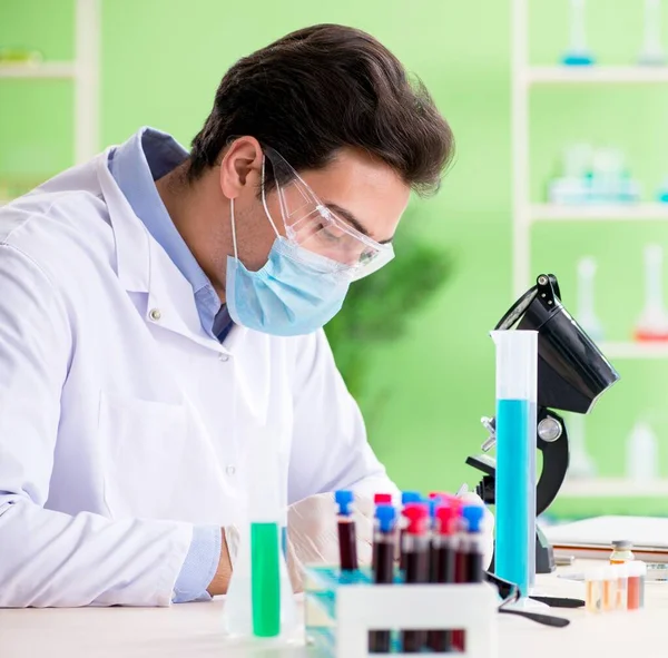 Chimico uomo che lavora in laboratorio — Foto Stock