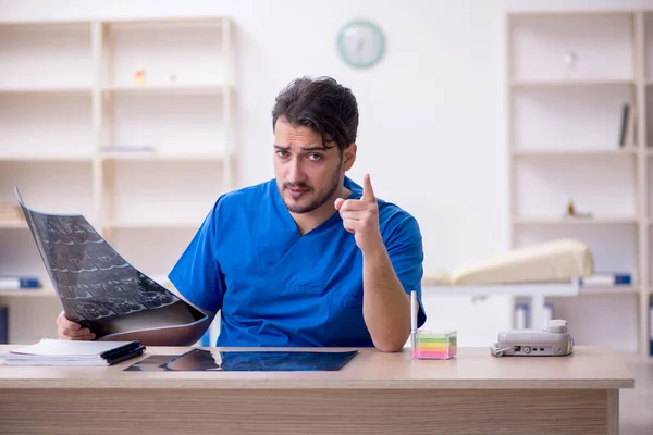 Jonge mannelijke arts radioloog werkzaam in de kliniek — Stockfoto