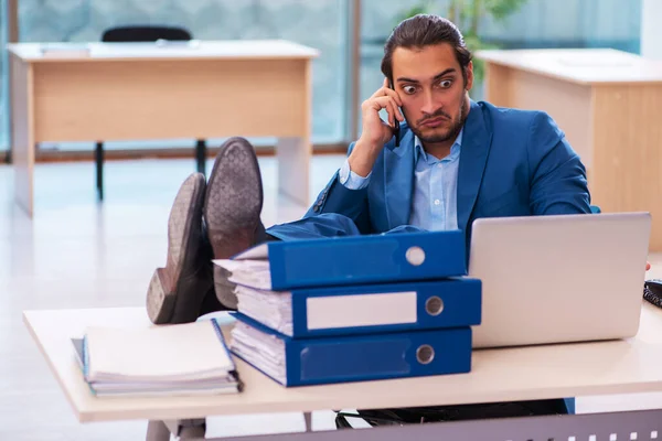 Giovane dipendente maschio e troppo lavoro in ufficio — Foto Stock